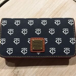 Dooney & Bourke Minnesota Twins Lrg Cellphone Case